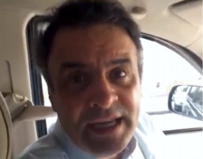 Aécio Neves dentro de um carro convocando para as manifestações